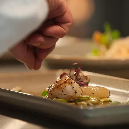 Royal G & 4 Star Hotel