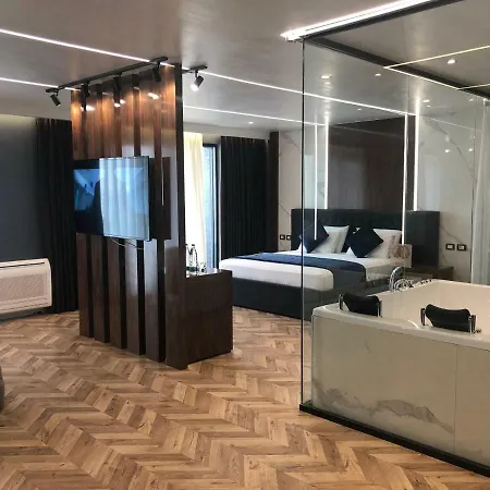 Royal G & 4 Star Durrës