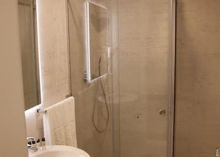 Royal G & 4 Star Hotel