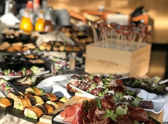 Royal G & 4 Star Hotel