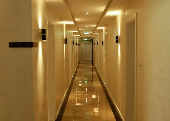 Royal G & 4 Star Hotel